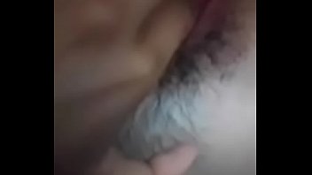 Молодая брюнетка рачком мастурбирует свою пизду